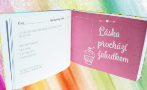 Kniha pro zamilované Our Love Challenges rozevřená