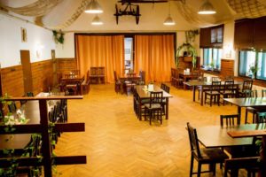 Restaurace Na Statku Jevany - velká restaurace s tanečním parketem