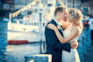 Svatba na lodi polibek velké foto