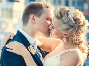 Svatba na lodi polibek - náhled