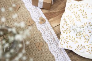 Jutový běhoun s krajkou v detailu