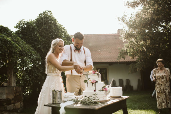 Caterings.cz - krájení svatebního dortu