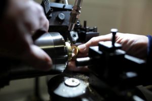 Pro výrobu prstenů používají klenotníci Bisaku nejmodernější nástroje