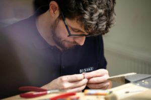 Každý prsten prochází rukama klenotníka včetně osazení kamenů