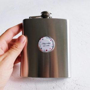 Dárek na rozlučku se svobodou pro ženicha - placatka "když ji miluješ, není co řešit"