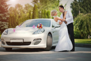 Svatební auto Porsche s kyticí