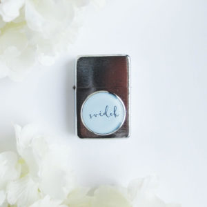 Zapalovač pro svědka s nápisem "svědek"