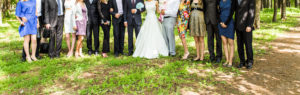Focení svatebních hostů s nevěstou a ženichem
