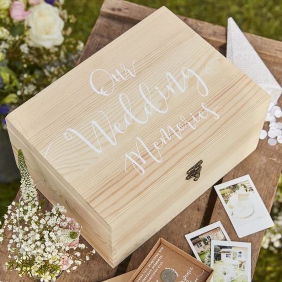 Dřevěná krabička na peníze, přání a vzpomínky na svatbu