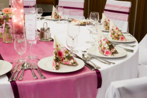 Elegantní svatební tabule prostřená v růžovo bílých barvách