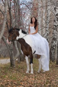 Nevěsta na koni v podzimním lese