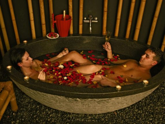 Bali masáž pro dva s horkou lázní - lázeň