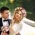 Nevěsta s květinovou čelenkou a ženich na zámeckých schodech, úvodní foto