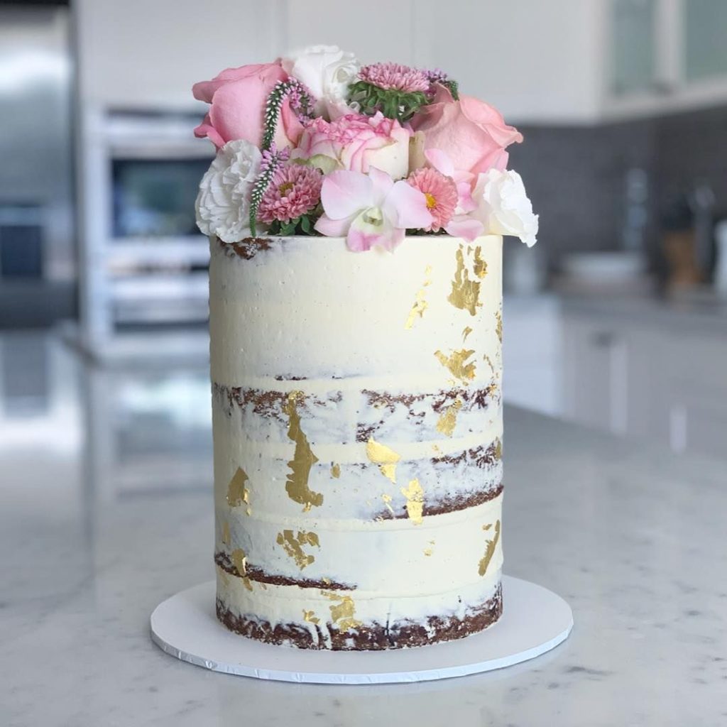 Elegantní svatební dort zdobený květinami od Cakes By Ellen
