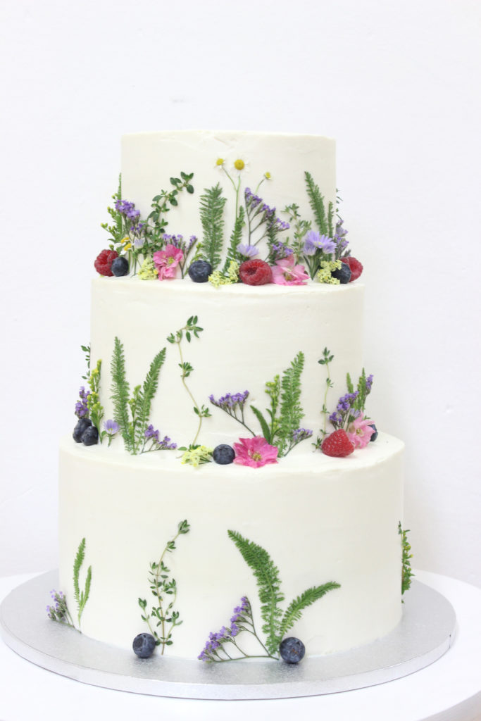Svatební dort zdobený květinami (1234) od Lulus Bakery