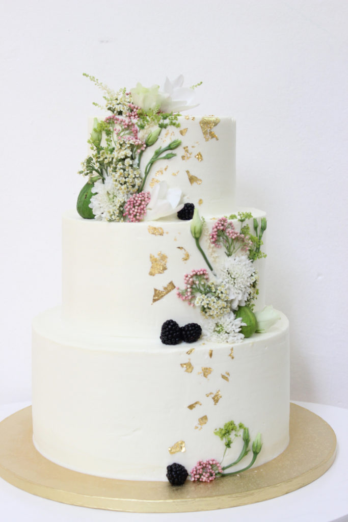 Svatební dort zdobený květinami (1451) od Lulus Bakery