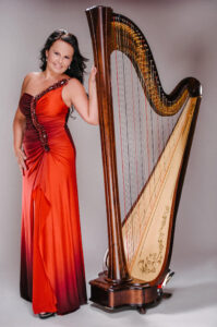 Harfistka Katarína Ševčíková, u harfy