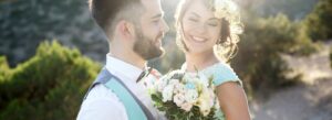 Ženich a nevěsta s kyticí v záři slunečních paprsků, úvodní foto