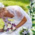 Nevěsta podepisuje vstup do manželství při svatebním obřadu na zahradě, úvodní foto