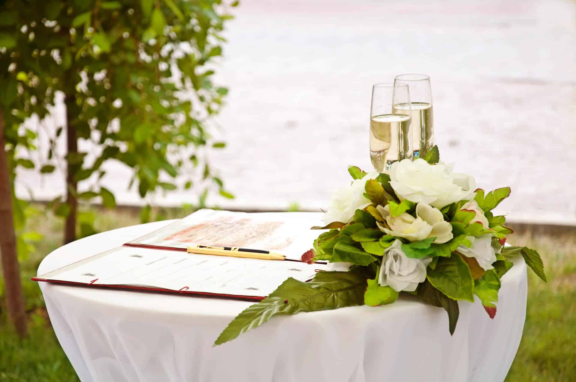 Stolek pro oddávající při svatebním obřadu, přípitek a kytice