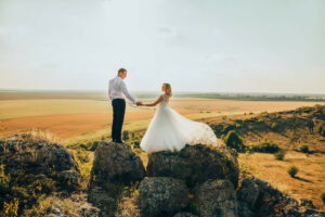 Manželský pár se fotí na kamenech s krásným výhledem do kraje