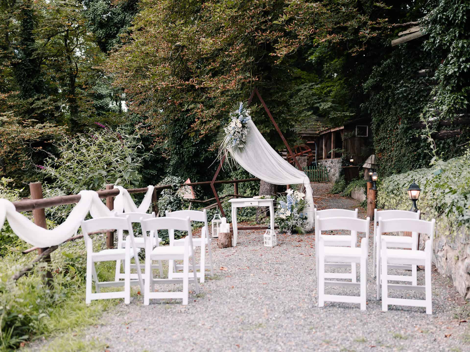Hlubočepský zámeček - svatební obřad venku