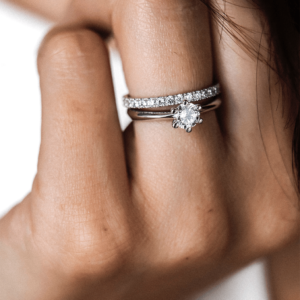 Zásnubní a snubní prsten na prsteníčku