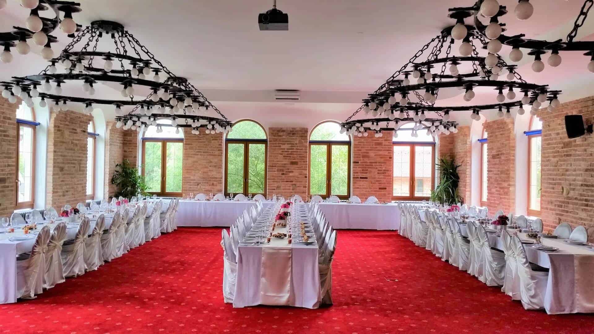 Hotel Kurdějov - sál Vinař, svatební tabule do písmene E