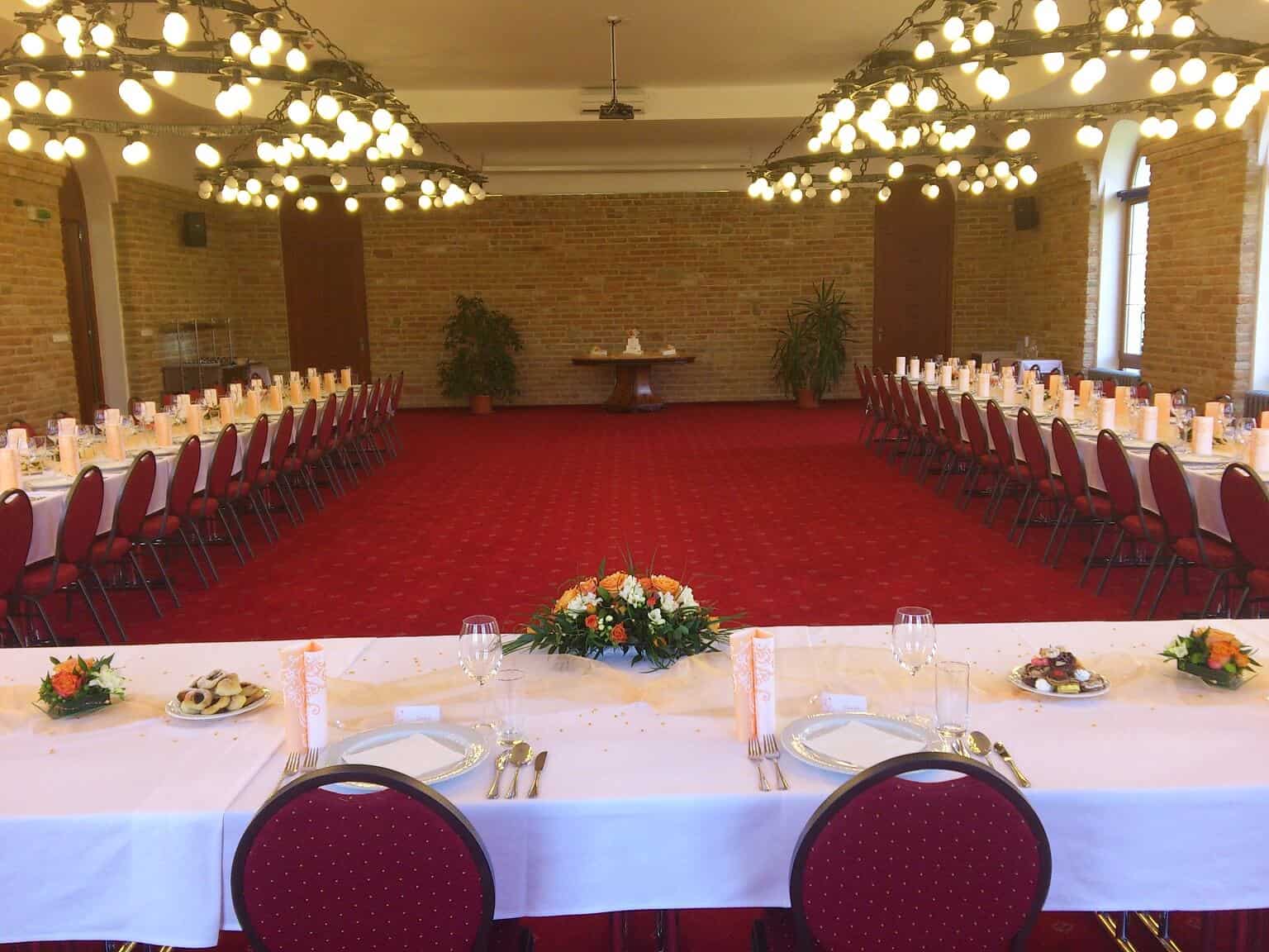 Hotel Kurdějov - svatební tabule, pohled od novomanželů
