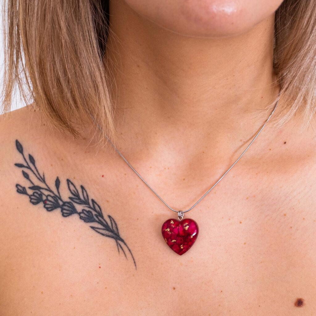 Dárek na rozlučku se svobodou pro nevěstu - náhrdelník červené srdce na řetízku