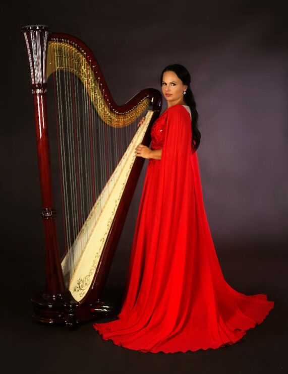 Harfistka Katarína Ševčíková, červené šaty