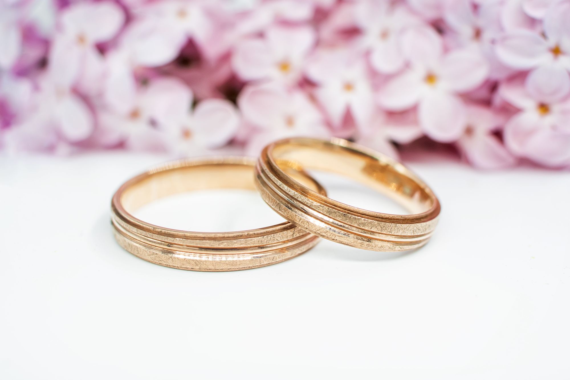 Jak vybrat snubní prsteny podle materiálu, prsteny s linkou