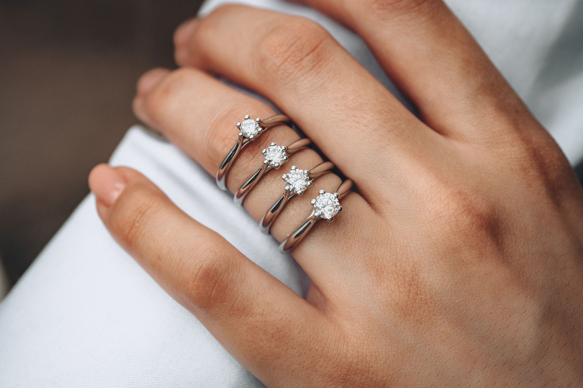 Diamant versus zirkon, čtyři prsteny
