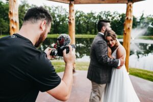 Svatební fotograf fotí novomanžele na svatbě