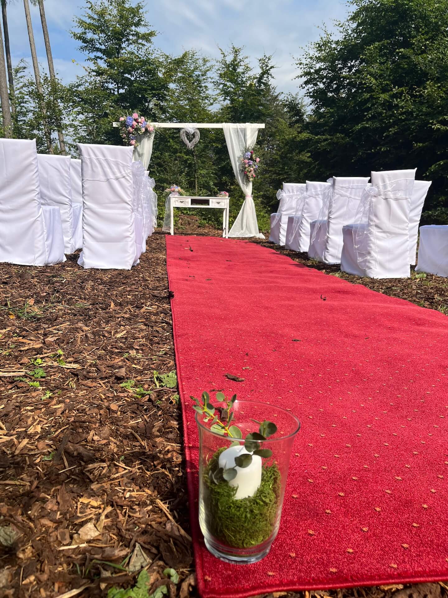 Liberecká výšina, venkovní svatební obřad, červený koberec