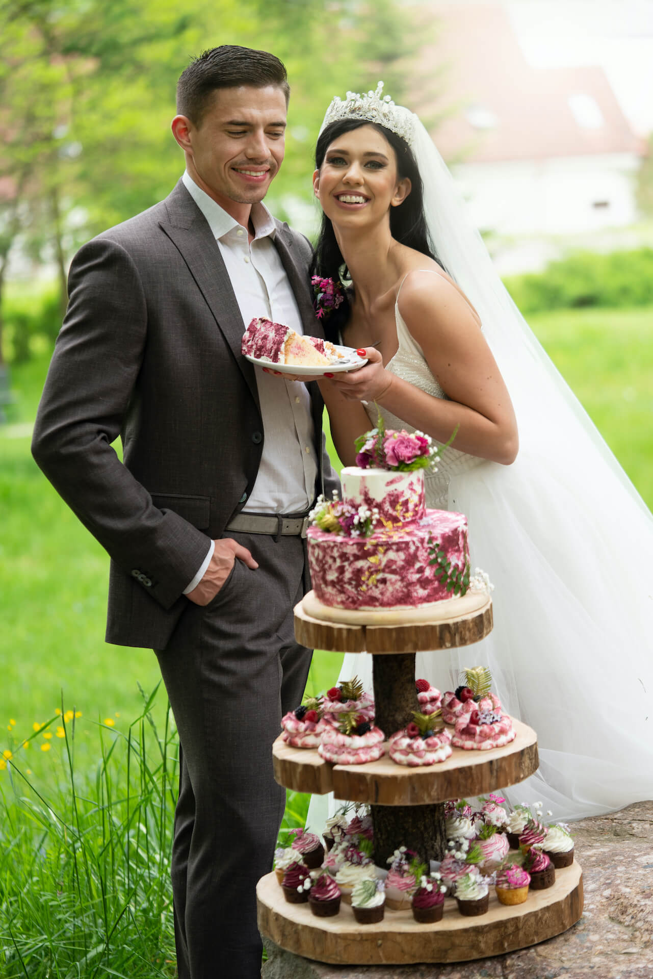 Zámek Třešť svatební pár s dortem v zámeckém parku