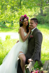 Zámek Třešť svatební den - pár na lavičce