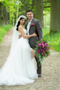 Zámek Třešť svatební pár s kyticí, focení v zámeckém parku