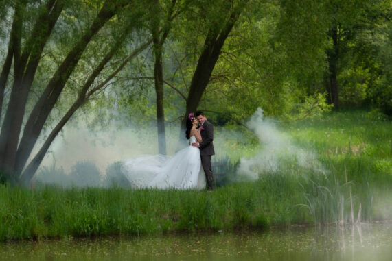 Zámek Třešť svatební foto pár u rybníka