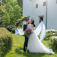 Zámek Třešť svatební foto pár v zahradě