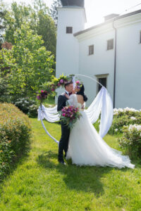 Zámek Třešť svatební foto pár v zahradě