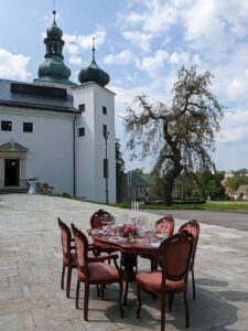 Zámek Třešť svatební stůl v zámeckém parku